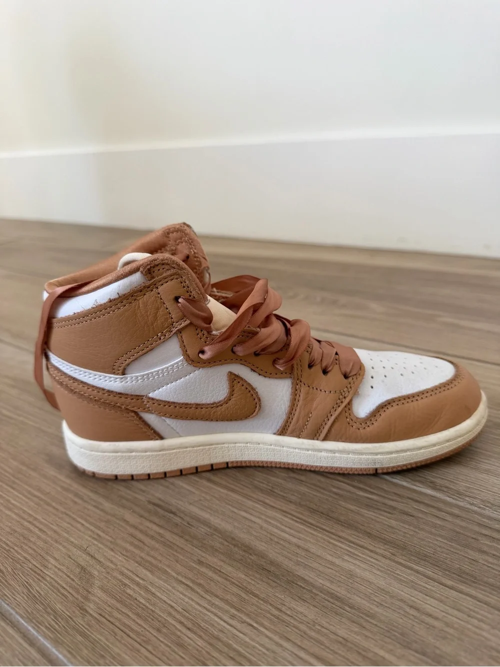 Youth High-Top Air Jordan Sneakers in Praline with Satin Laces - Picture 5 of 8